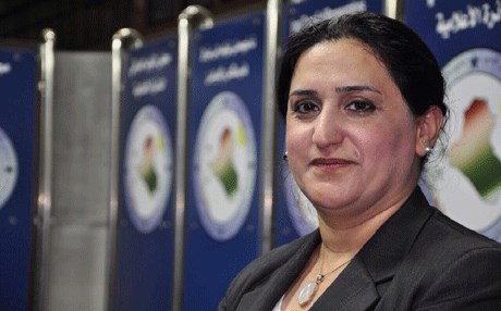 بالفيديو.. نائبة كردية تصف قناة عراقية بكلمات نابية احرجت المذيع والمشاهدين