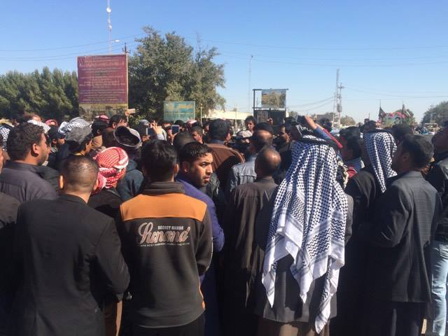 سواق شاحنات معتصمون يقتحمون منفذ جمارك الصفرة