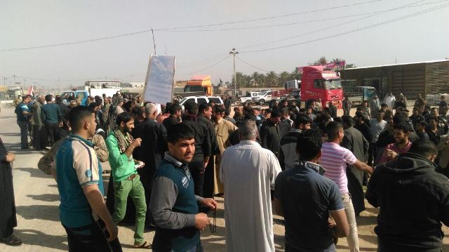 سائقو الشاحنات يعتصمون ويهددون بقطع طريق كركوك بغداد الدولي