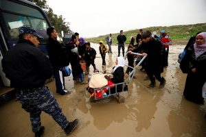 Displaced Iraqi people, who fled from clashes, transfer to a safe area during a battle between Iraqi forces and Islamic State militants, in Mosul, Iraq March 17, 2017. REUTERS/Thaier Al-Sudani