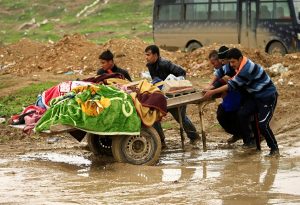 Relatives carry the bodies of civilians killed in air strike, during a battle between Iraqi forces and Islamic State militants, in Mosul, Iraq March 17, 2017. REUTERS/Thaier Al-Sudani