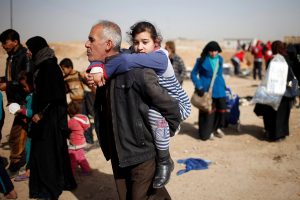 Displaced Iraqis flee their homes as Iraqi forces battle with Islamic State militants, in western Mosul, Iraq March 12, 2017. Picture taken March 12, 2017. REUTERS/Suhaib Salem