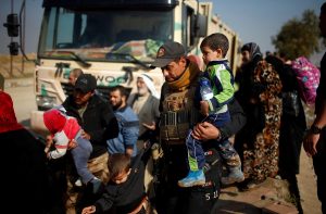 Displaced Iraqis flee their homes as Iraqi forces battle with Islamic State militants, in western Mosul, Iraq March 14, 2017. Picture taken March 14, 2017. REUTERS/Suhaib Salem