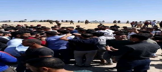 المئات من سكان قرى الكاكئية في نينوى يقطعون الطرق امام صهاريج نقل النفط