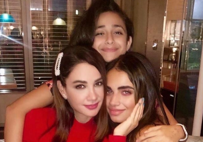 ديانا حداد تشعل إنستغرام.. من هي الأم ومن هي البنت؟