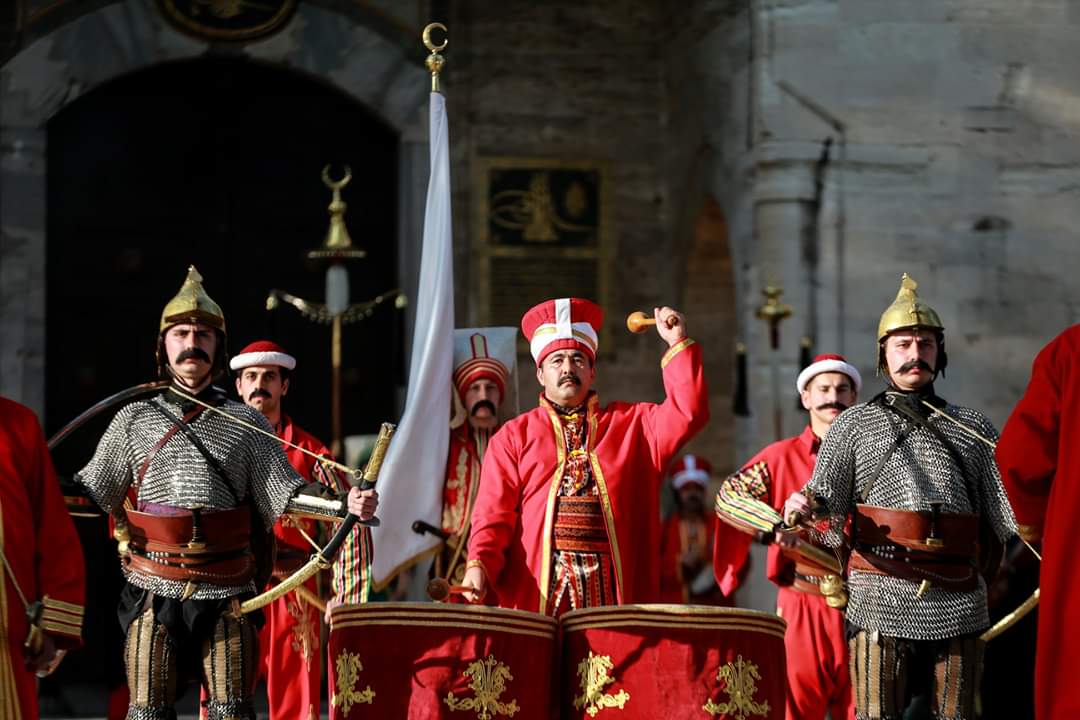 تقرير ..إسطنبول تحتفل بذكرى “الفتح” من أمام قصر “طوب قابي” والي إسطنبول علي يرل