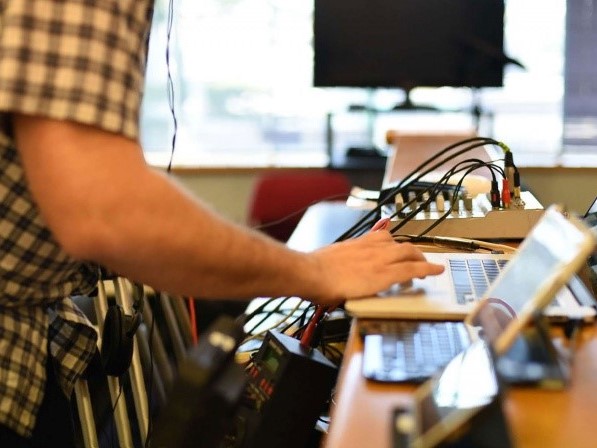 أين وصل قانون “جرائم المعلوماتية”؟ .. إجابة برلمانية