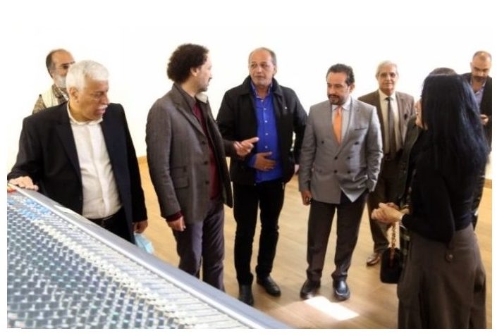 نصير شمة يطلع على مجريات العمل في متحف شبكة الإعلام العراقي