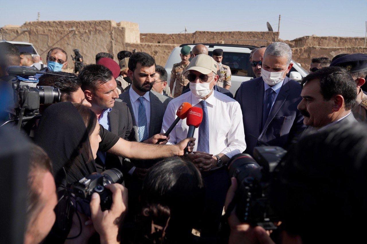 الكاظمي يقرأ الفاتحة في مقبرة الشهداء الأيزيديين