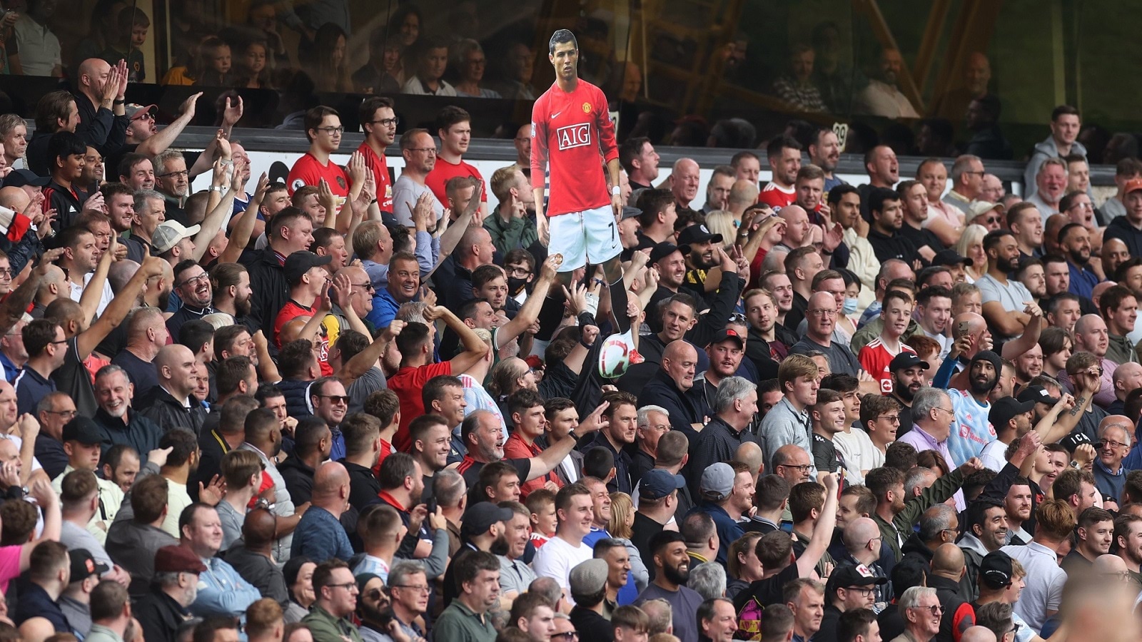 رونالدو يلقى ترحيب حاراً من جماهير الشياطين الحمر في اولى مبارايته