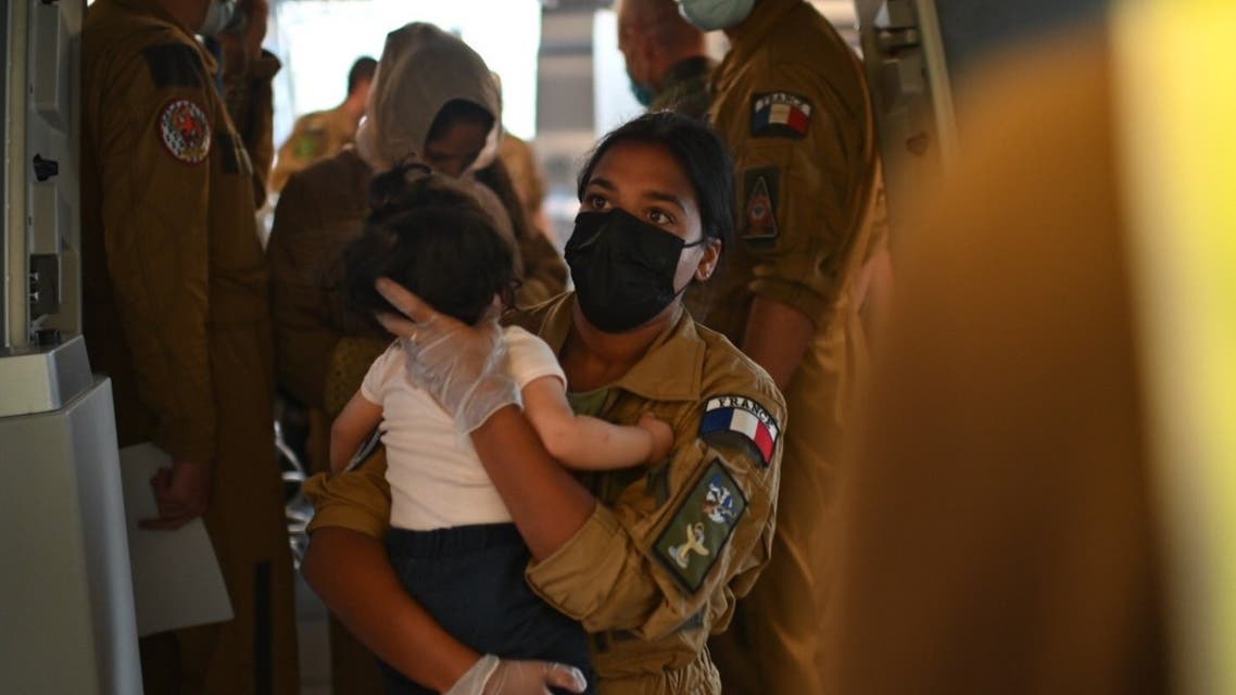 ماكرون ينشر صورة طفل أفغاني وصل فرنسا.. ويغرد “أهلا بك”