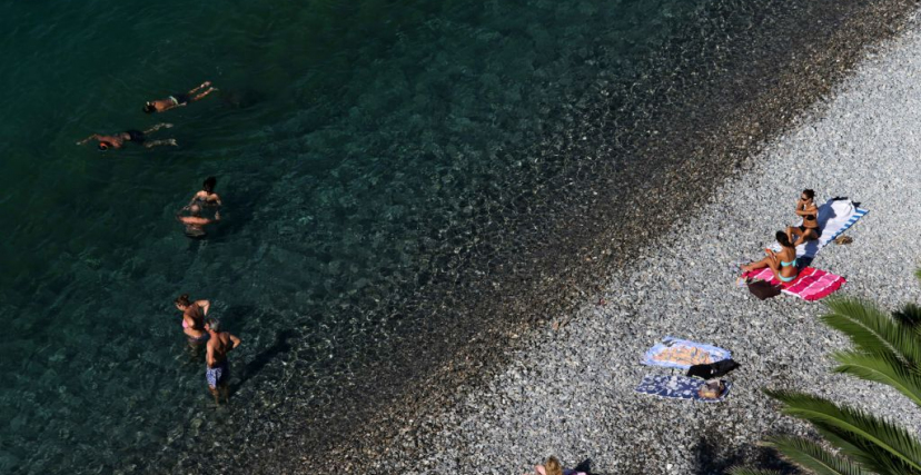 كاميرا خفية تكشف واقع المفاضلة العنصرية بين السياح في الريفيرا الفرنسية