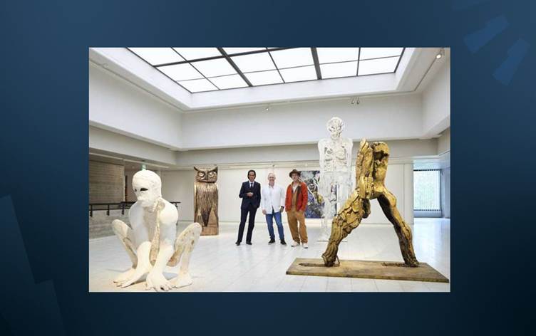 النجم العالمي براد بيت يفتتح معرضاً لمنحوتاته