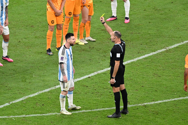 16 بطاقة صفراء وقرارات مثيرة للجدل..