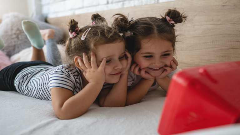 أخبار مقلقة حول التأثيرات الدائمة لاستخدام الشاشات لتهدئة طفلك!