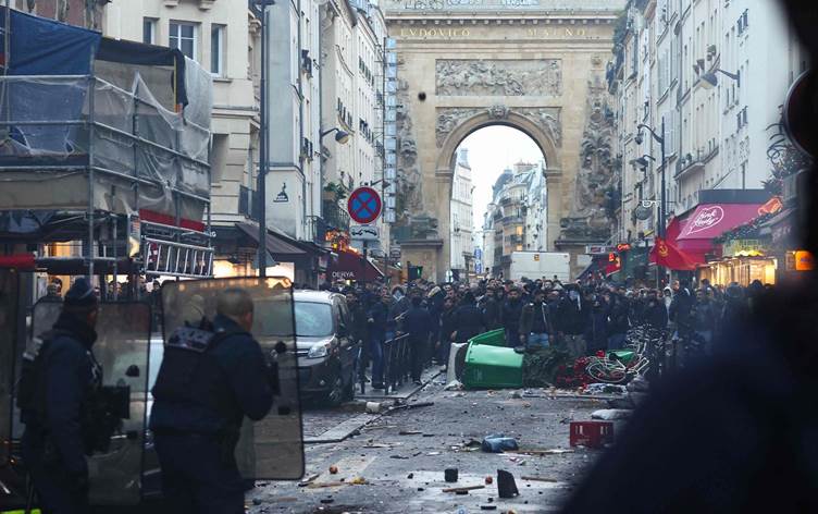 اندلاع تظاهرات في باريس احتجاجاً على الهجوم المسلح الذي أودى بحياة ثلاثة كورد