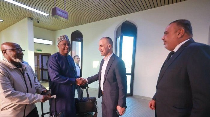 رئيس اتحاد الكرة النيجيري يصل إلى البصرة￼