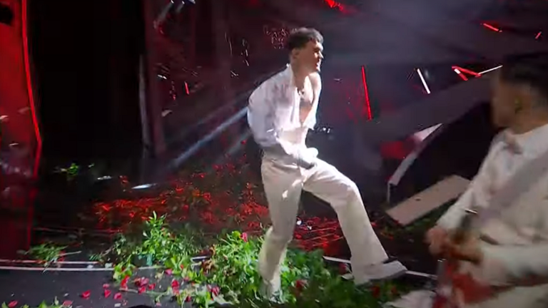 مطرب غاضب يخرّب ديكور المسرح في مهرجان سان ريمو الموسيقي!