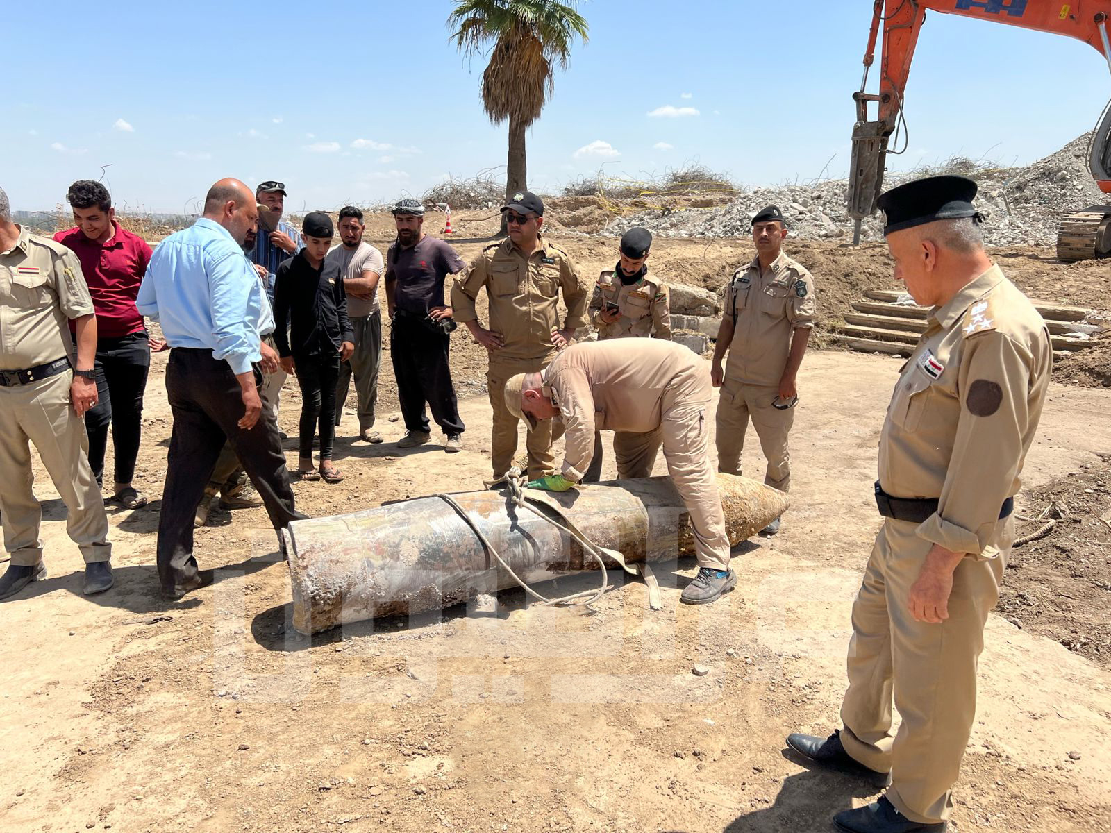 رفع قنبلة بوزن 2000 رطل من مخلفات داعش بأيمن الموصل