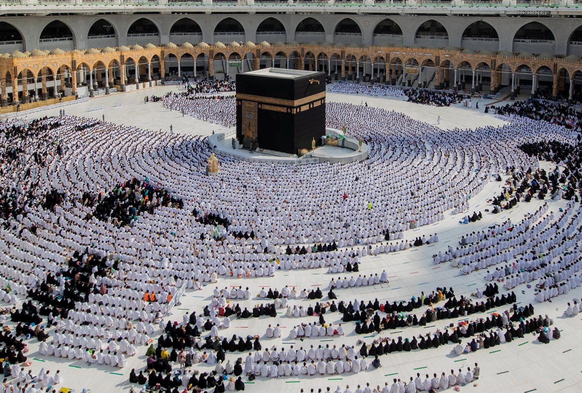 السعودية تعلن بدء إصدار تأشيرات أداء العمرة