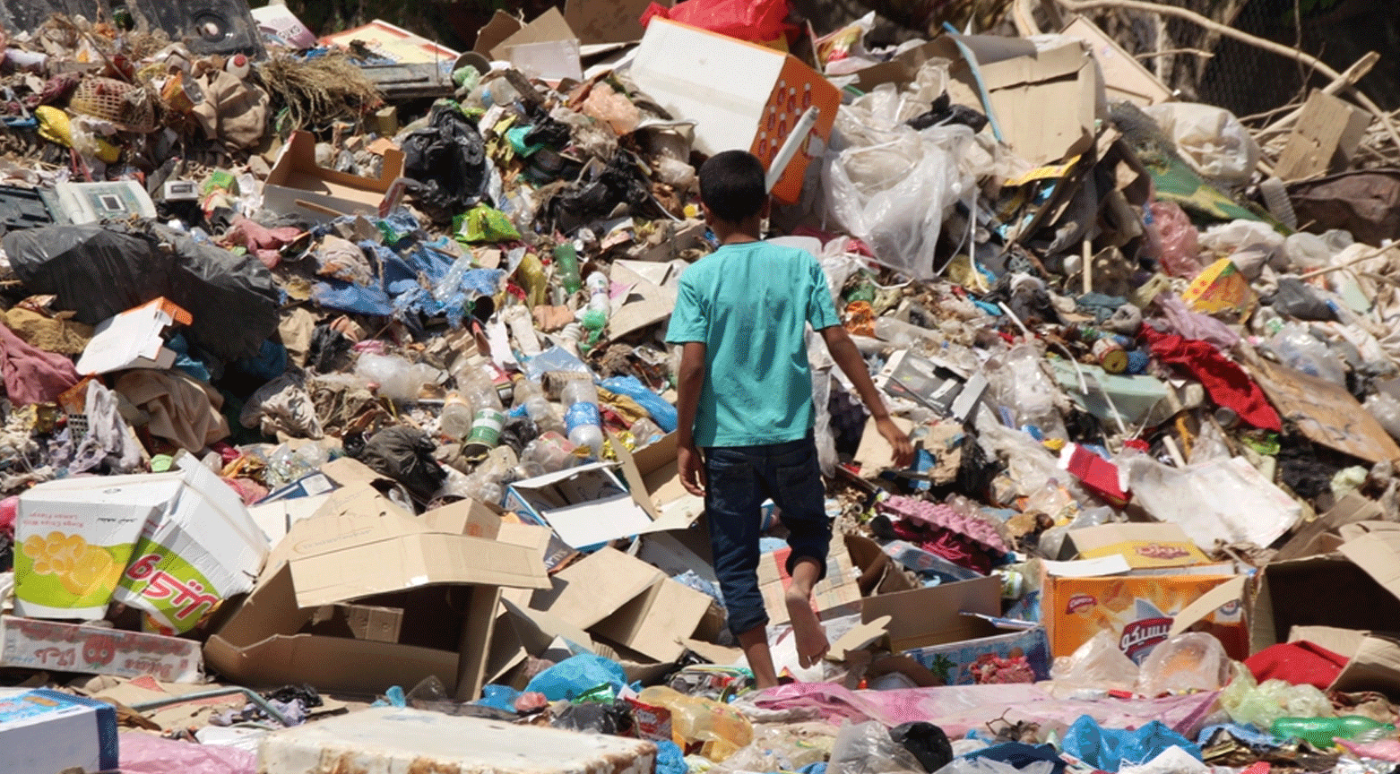 مركز استراتيجي يحذّر من كارثة تلوث بلاستيكي في العراق￼