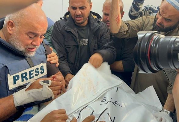 الصحفي “وائل الدحدوح” يفجع مجددا بمقتل نجله الشاب بقصف اسرائيلي