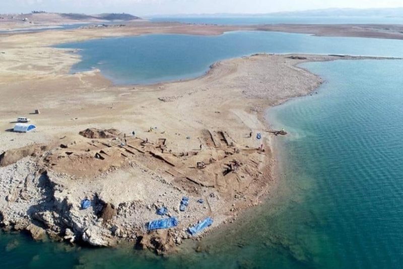 اكتشاف مدينة أثرية ومقبرة تعود إلى خمسة آلاف عام بعد انحسار مياه سد الموصل