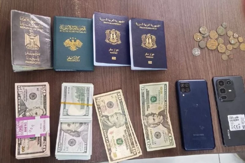 مفاجأة في القائم .. سائق يضبط بحوزته عملات مزوّرة وآثار وجوازات وشرائح اتصال