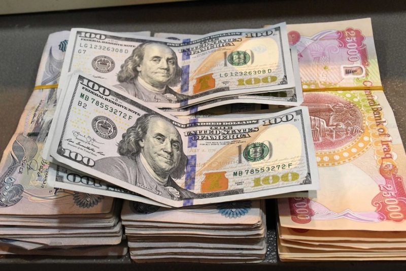تراجع أسعار الصرف في بغداد.. 142250 دينارًا لكل 100 دولار