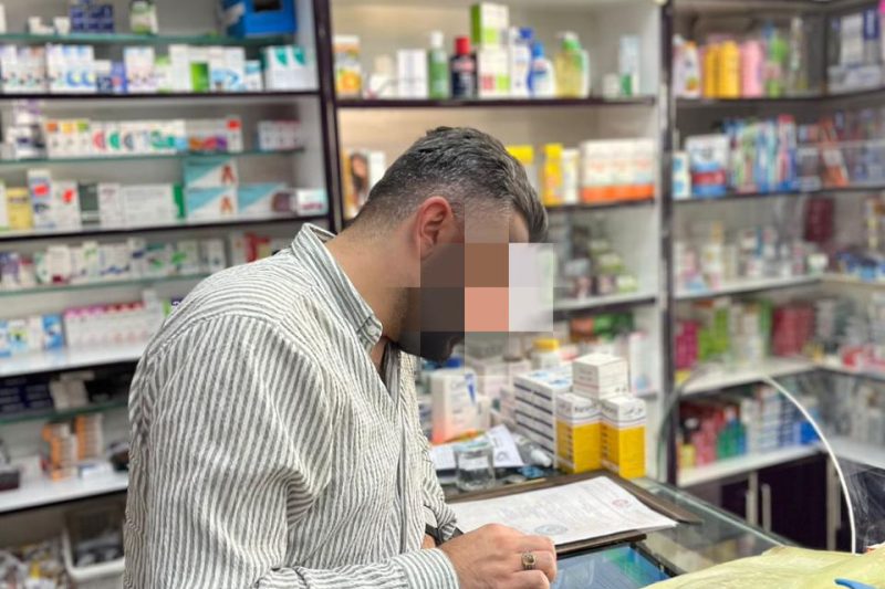 دائرة صحة نينوى تُغلق صيدلية أهلية مخالفة في حي الزنجيلي